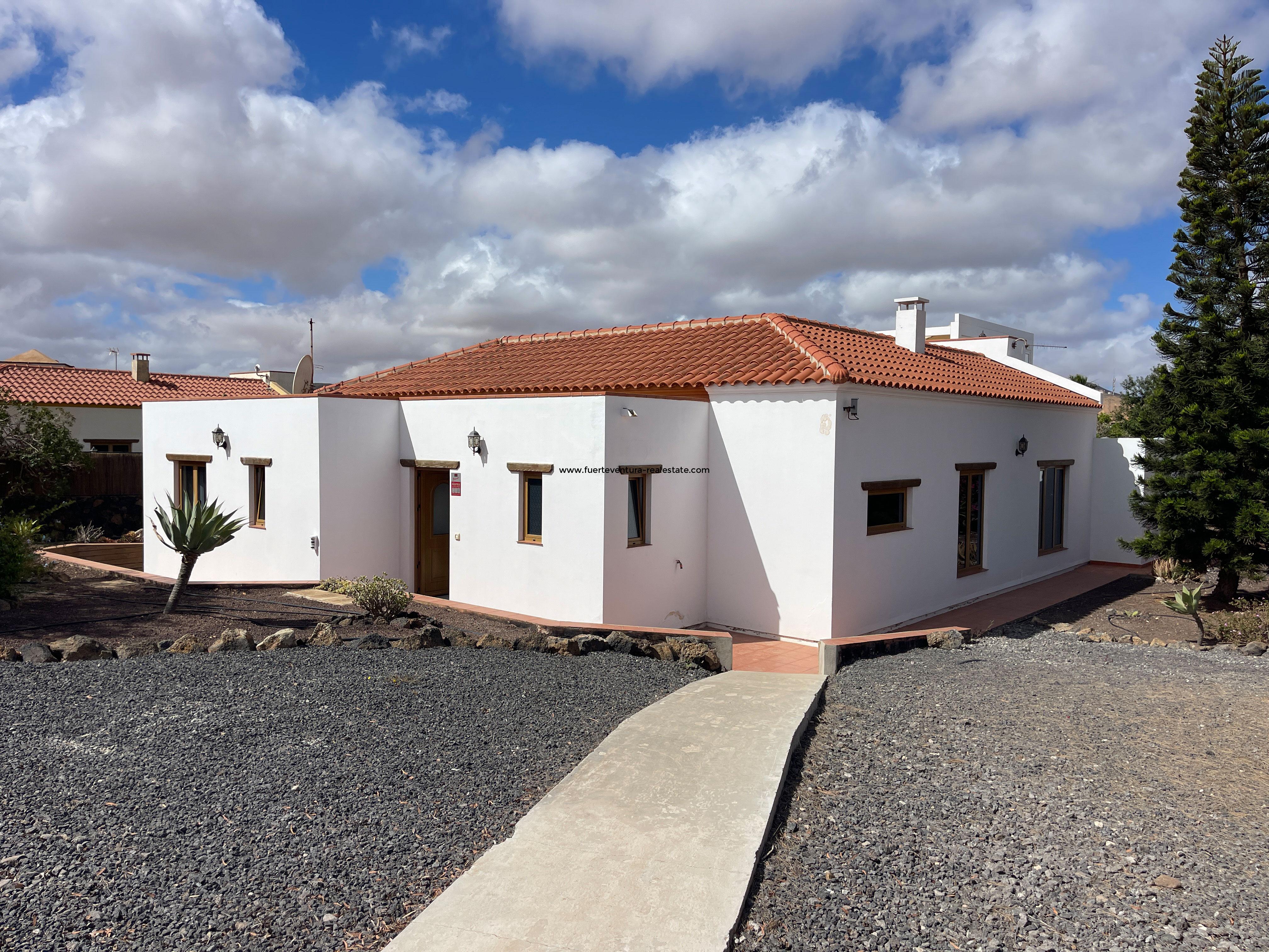 For sale! Very nice villa with 5 bedrooms and heated pool in Villaverde