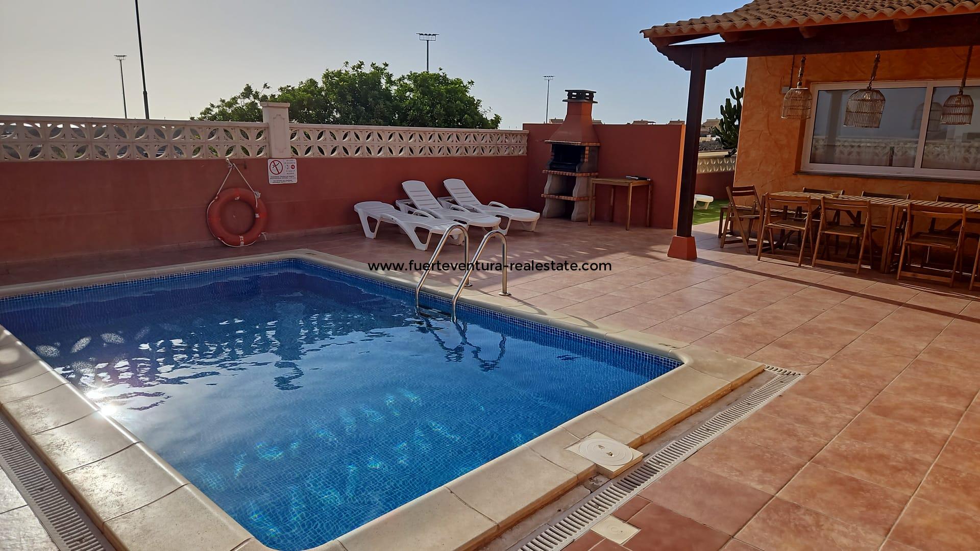  À vendre! Une belle villa avec piscine et vue mer dans le quartier résidentiel de Miralobos à Corralejo